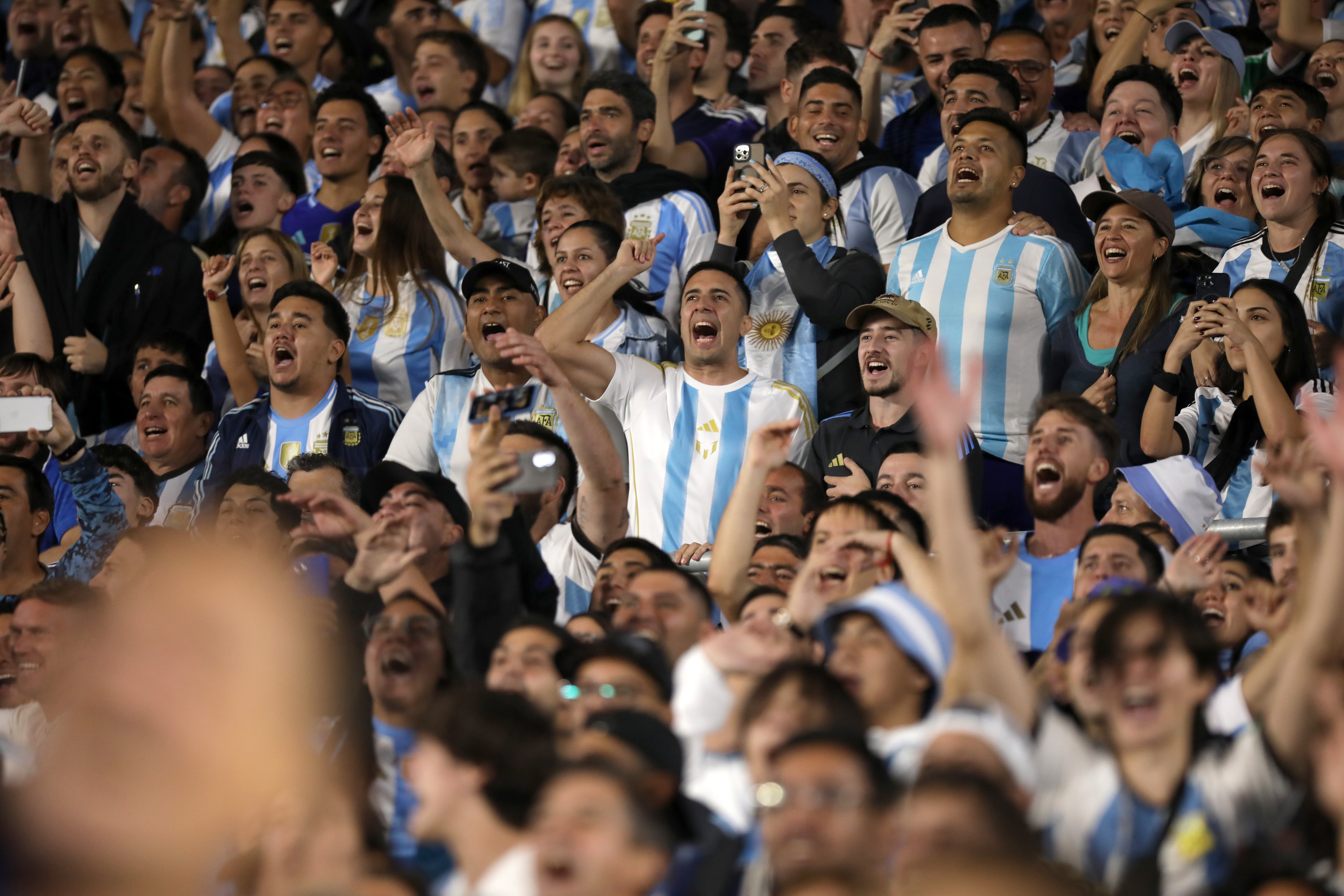 全球热议！足球场外八卦引关注的简单介绍