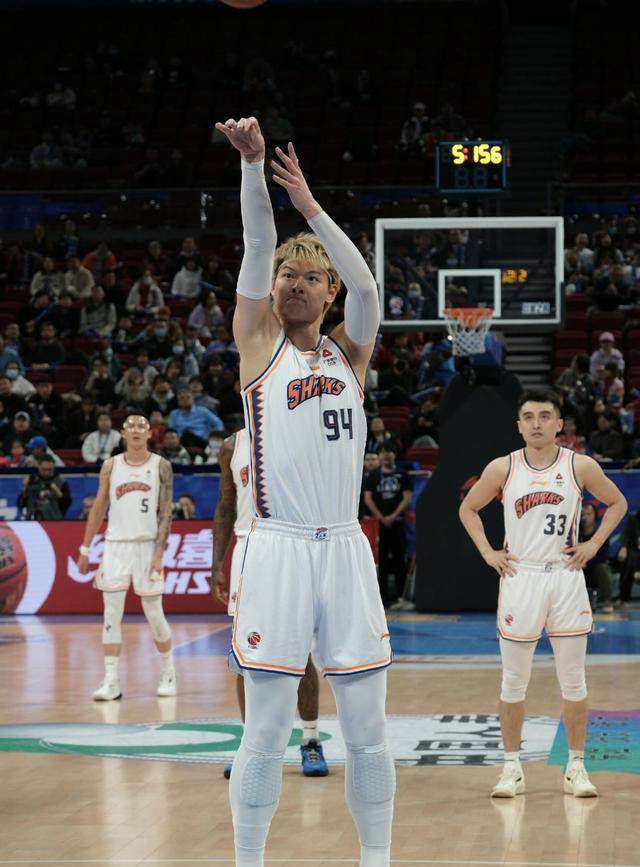 马刺险胜勇士，王哲林统治全场的简单介绍