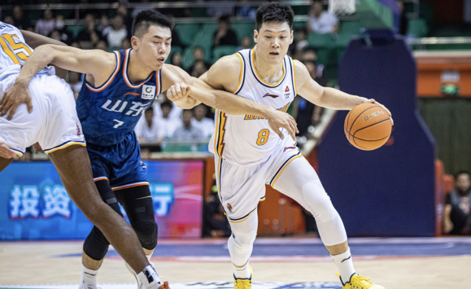 关于雄鹿险胜爵士，高诗岩高光表现的信息