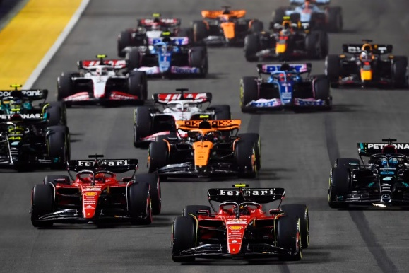 阿斯顿马丁险胜法拉利，汉密尔顿点燃赛场