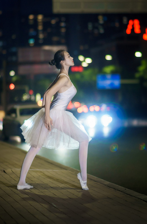 复刻失败，新英雄诞生，克莱逆袭成为全场焦点，雄鹿压哨绝杀北京队