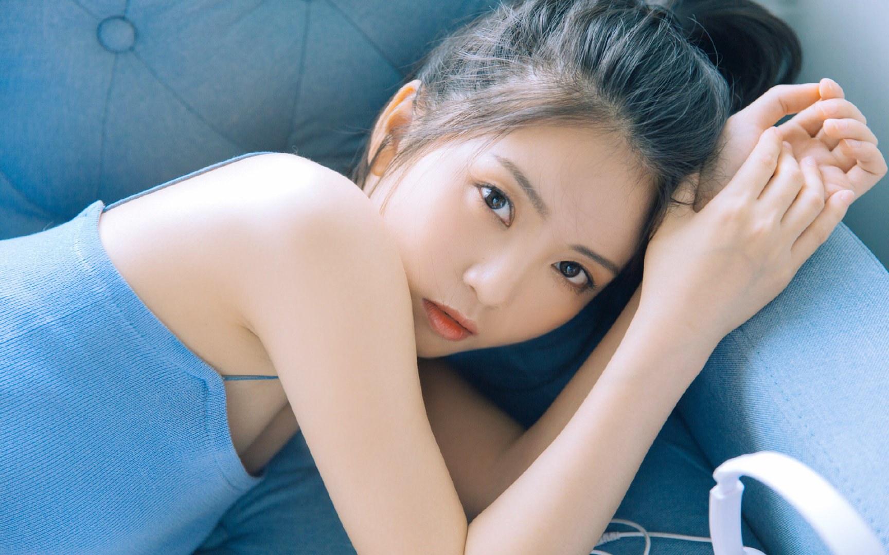 看来你在两个体育世界之间架起了一座有趣的桥梁。让我尝试将这两个看似不相关的主题，编织成一个关于体育精神的共通故事